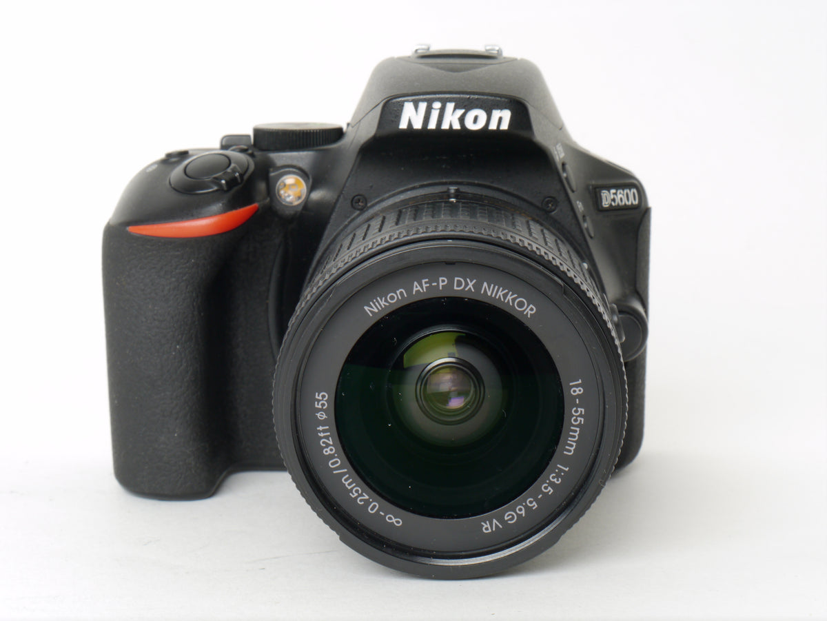 Nikon D5600 Gehäuse mit AF-P DX 3,5-5,6/18-55mm G VR – Neuwertig