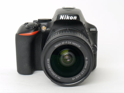 Nikon D5600 Gehäuse mit AF-P DX 3,5-5,6/18-55mm G VR – Neuwertig