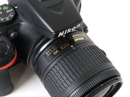 Nikon D5600 Gehäuse mit AF-P DX 3,5-5,6/18-55mm G VR – Neuwertig