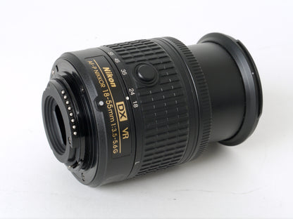 Nikon D5600 Gehäuse mit AF-P DX 3,5-5,6/18-55mm G VR – Neuwertig