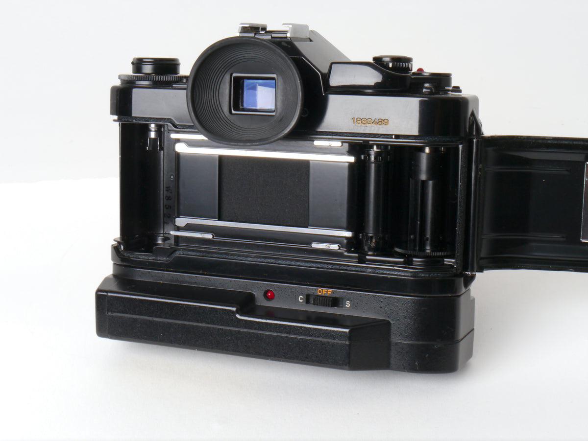 Canon A-1 Gehäuse mit FD 4/35-70mm und Power Winder A2 – Gut