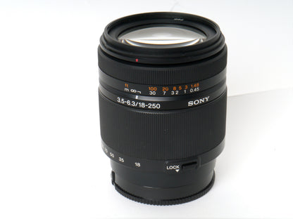 Sony DT 3,5-6,3/18-250mm Objektiv – Gut