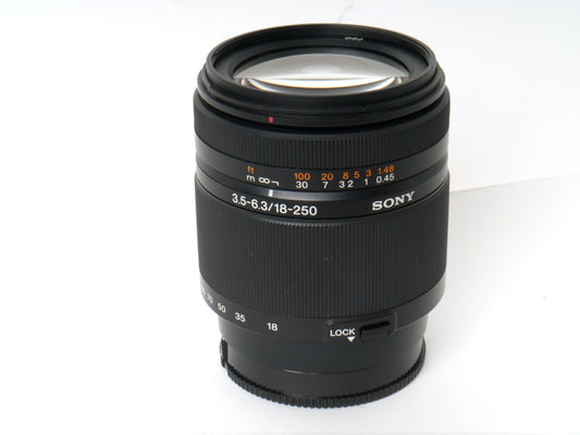 Sony DT 3,5-6,3/18-250mm Objektiv – Gut