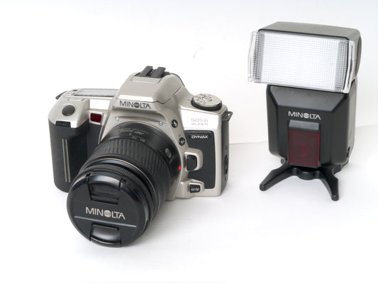 Minolta Dynax 505si Super mit AF 3,5-5,6/28-80mm (D) Objektiv und Blitzgerät 5600HS(D) – Neuwertig
