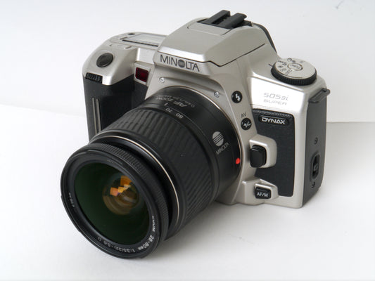 Minolta Dynax 505si Super mit AF 3,5-5,6/28-80mm (D) Objektiv und Blitzgerät 5600HS(D) – Neuwertig