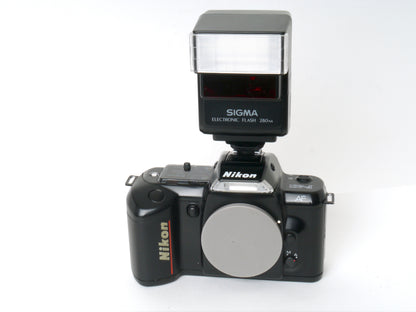 Nikon F-401 Gehäuse mit Sigma Flash 280 NA Blitzgerät – Sehr gut