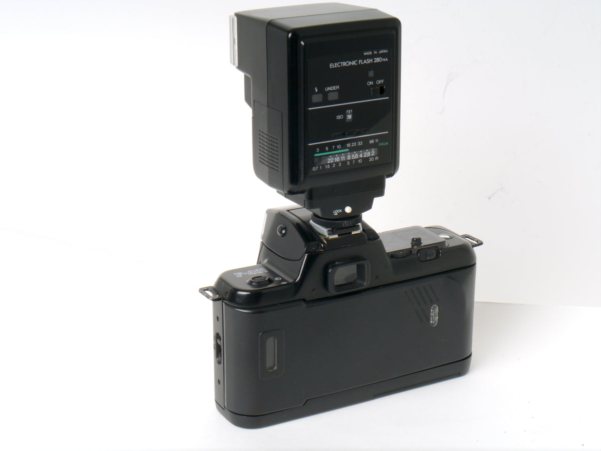 Nikon F-401 Gehäuse mit Sigma Flash 280 NA Blitzgerät – Sehr gut
